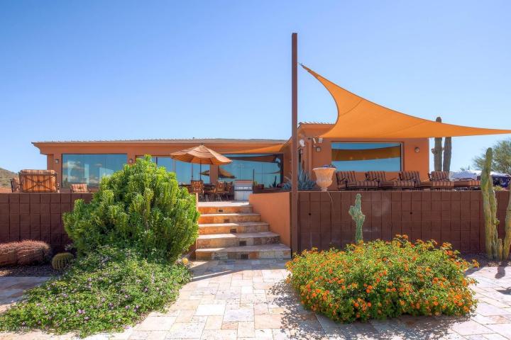 On the Market: An all-around entertainment house “the GLASS house” impresses inside &&nbsp;out