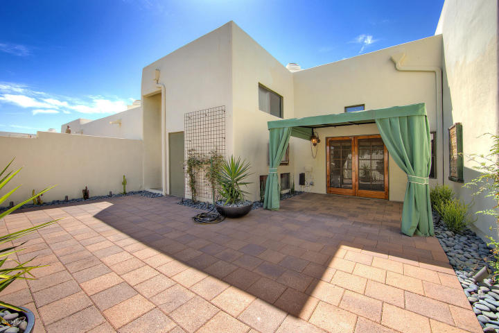in Famed Casa Blanca Paradise Valley this Contemporary Chic Style Townhouse can be yours for&nbsp;$695K