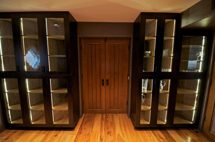 $1.2M Remodeled Cuernavaca Scottsdale Townhome Features Top Notch Finishes, Lit-UP Butler’s Pantry, & Home Automation&nbsp;System.