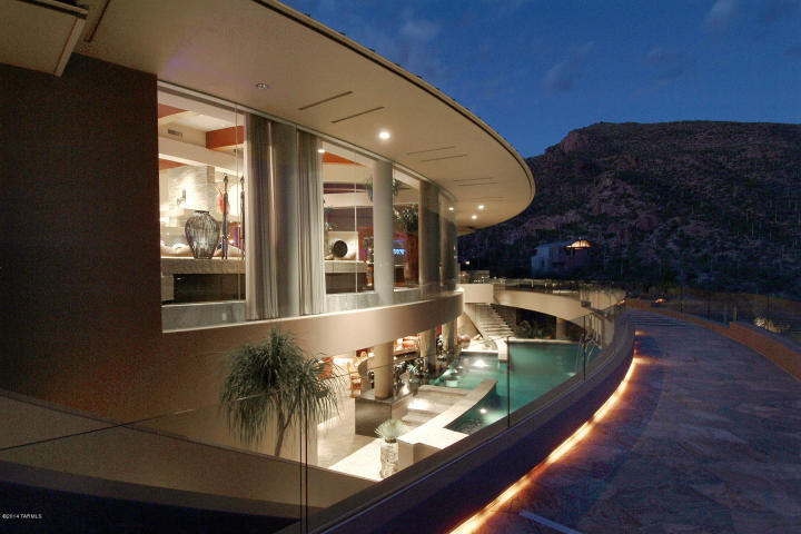 A Dramatic Circular Home Overlooking the Tucson Desert &amp; Skyline 12