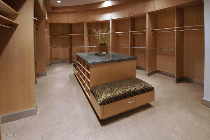 A Dramatic Circular Home Overlooking the Tucson Desert &amp; Skyline 18