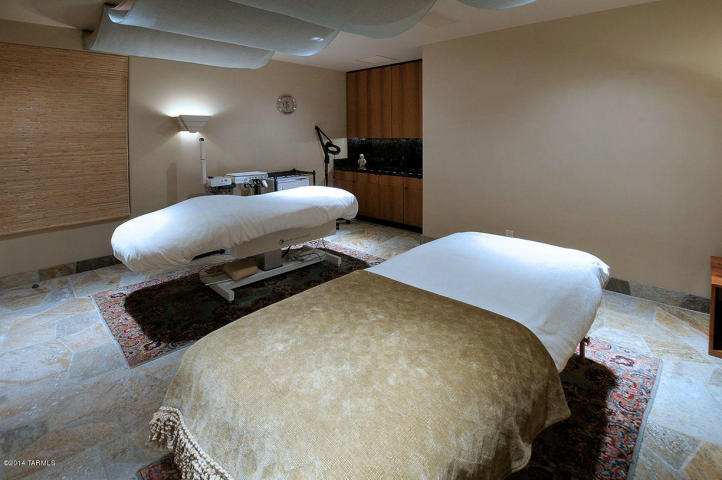 A Dramatic Circular Home Overlooking the Tucson Desert &amp; Skyline 21