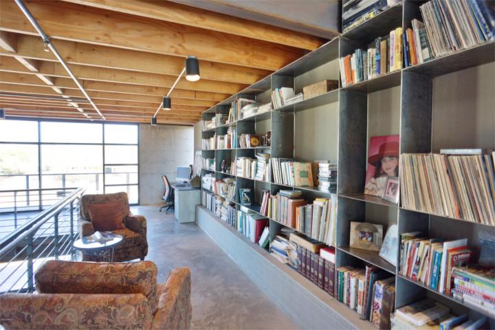 HDRtist HDR - http://www.ohanaware.com/hdrtist/