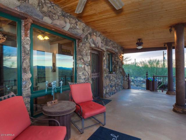 an-artist-tiny-home-built-using-some-of-arizonas-rich-history-1