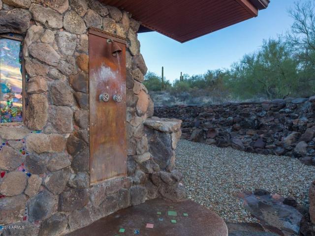 an-artist-tiny-home-built-using-some-of-arizonas-rich-history-7