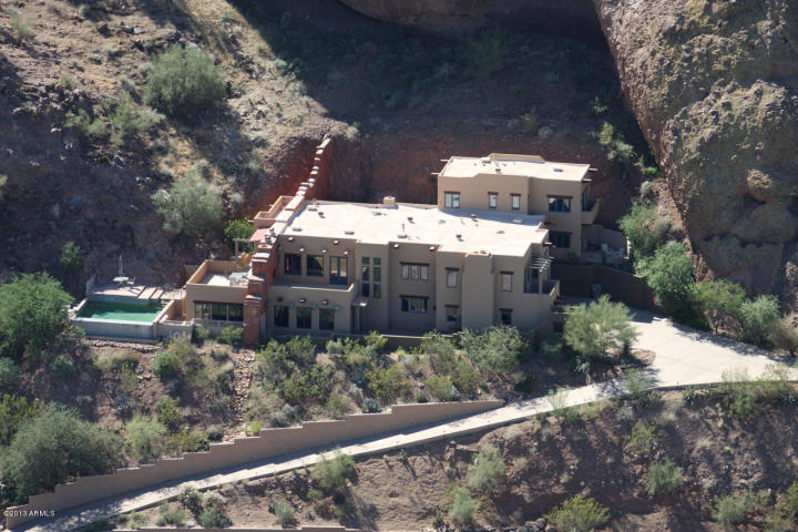 territorial-santa-fe-style-paradise-valley-home-on-top-of-camelback-mountain-6