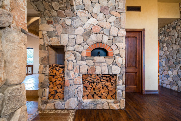 DESERT MOUNTAIN TUSCAN ESTATE comes with Italian wood-fire pizza&nbsp;oven