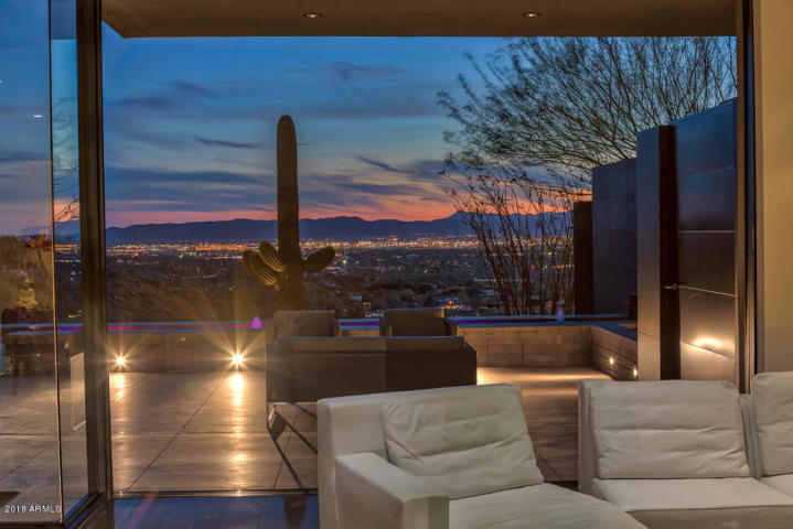 2 Gorgeous glass houses high on Camelback Mountain that will take your breath&nbsp;away…